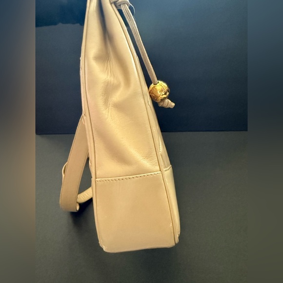 Chanel Metellase Chain Shoulder Bag - Picture 4 of 16